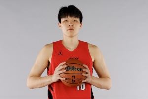 媒体人：杨瀚森对位的是速度更快、对抗更好的中锋 多看录像总结